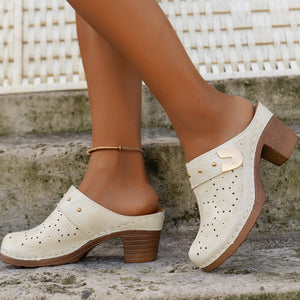 Sandalias gruesas con punta cerrada y sin cordones